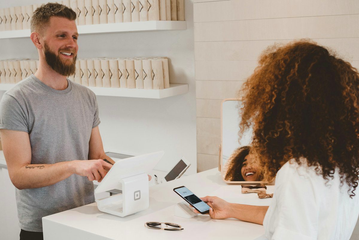 Consulente iliatona che assiste un cliente